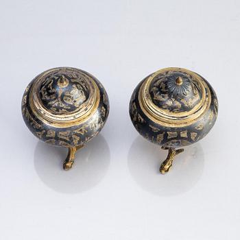 Saltkar med lock, ett par, förgyllt silver, kontrollmästare Andrej Titow, Moskva 1797.