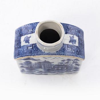 A blue and white tea caddy, Qing dynasty, Qianlong (1736-95).