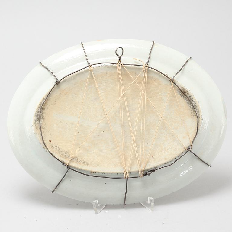 A chinese Canton porcelain plate, 1800-tal.