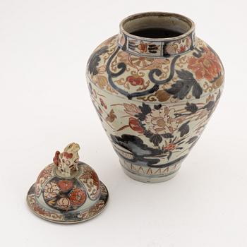 Urna med lock, porslin. Japan, 1700-tal.