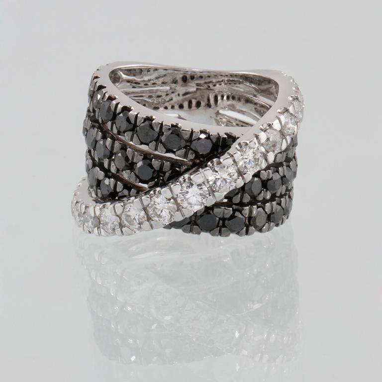 RING, 18K vitguld med briljantslipade svarta och vita diamanter ca 2.00 ct. Vikt 14,0 gram.