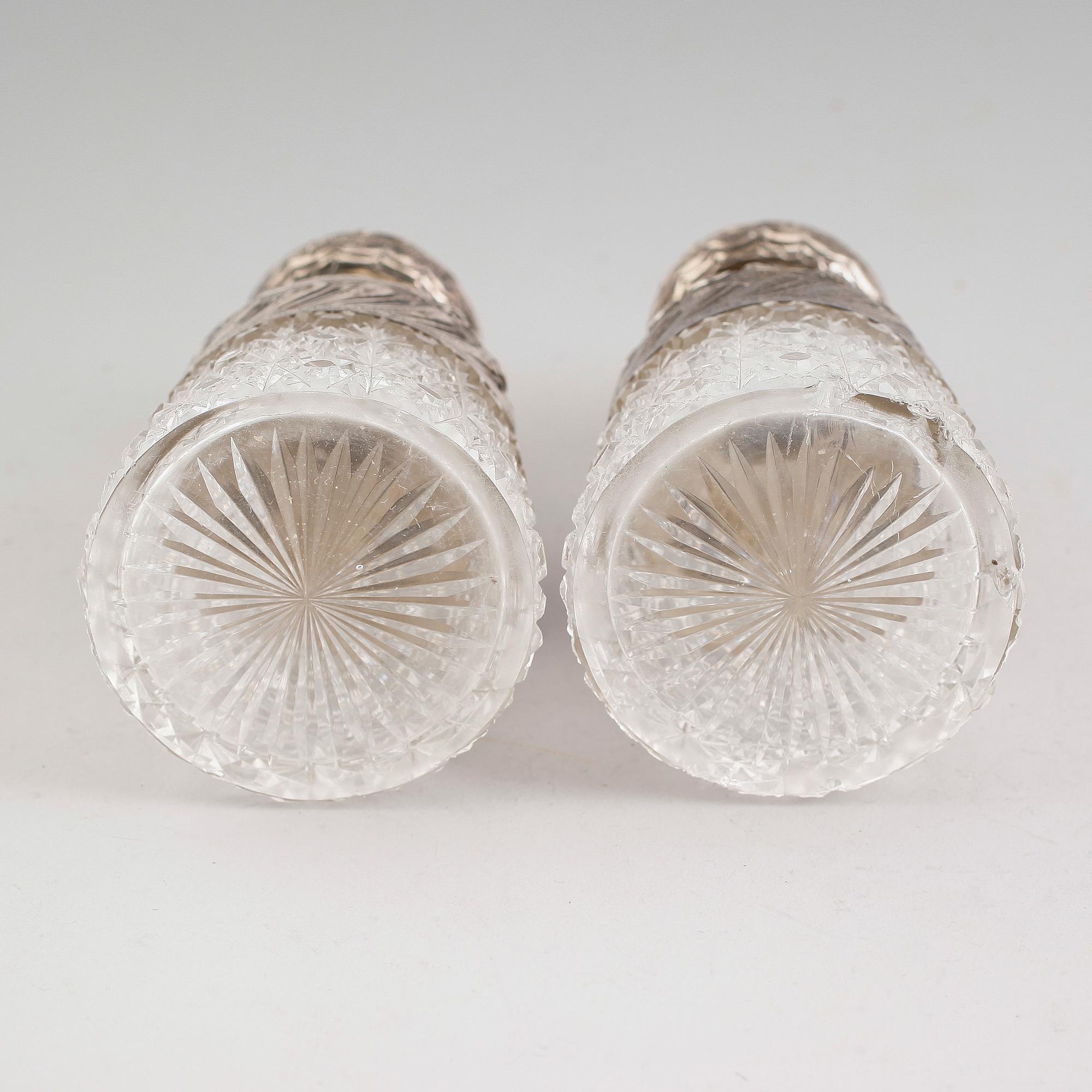 FLAKONGER, 1 par, glas och silver, viktorianska,  London 1886.