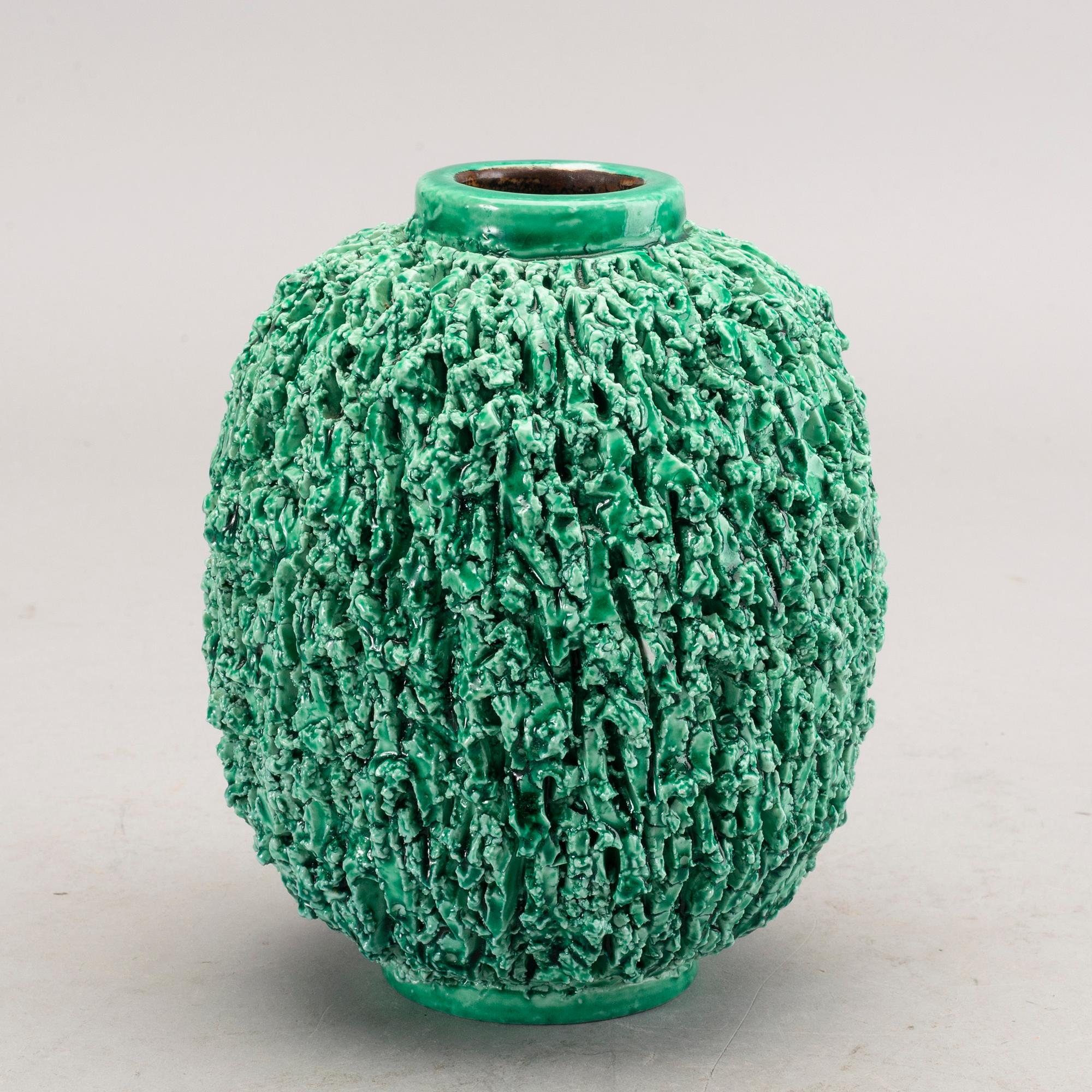 GUNNAR NYLUND, vas "Igelkott", chamotterat stengods, Rörstrand.