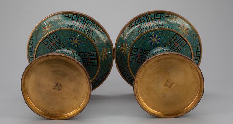 LJUSSTAKAR ETT PAR, cloisonné emalj, Kina 1910-1930, signerade Lao Tian Li.
