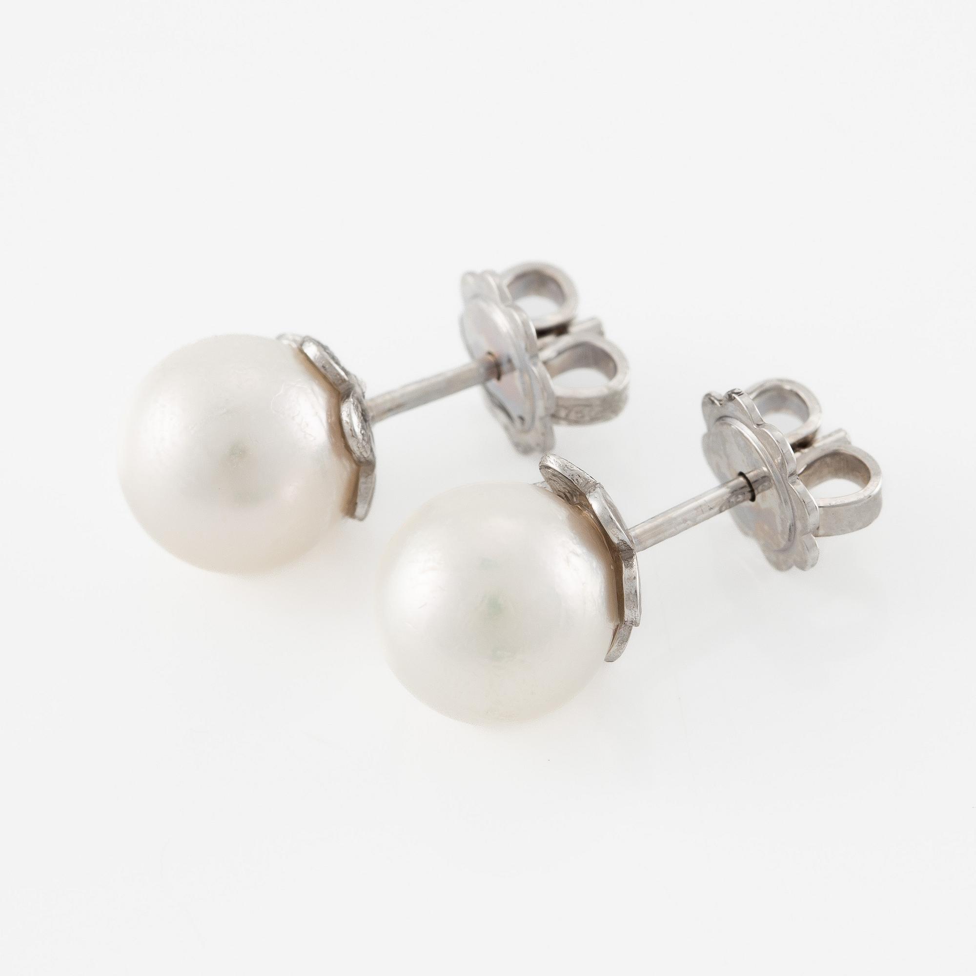 Earrings 18K white gold with cultured Akoya pearl.