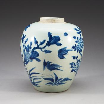 A blue and white Transitional jar, 17th Century.