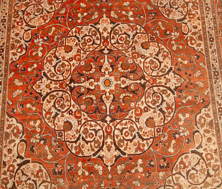 A carpet, an antique Tabriz, ca 380-381,5 x 271,5-283 cm, an inscription: Yekbar Jorabchi.