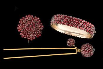 A granet bracelet, hair-pin and brooch set in yellow metal.