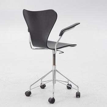 Arne Jacobsen, a model 3217 "Seven" desk chair, Fritz Hansen, Denmark, 1999.