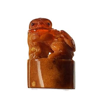 139. An amber figurine of a seated buddhist lion, Qing dynasty (1644-1912).