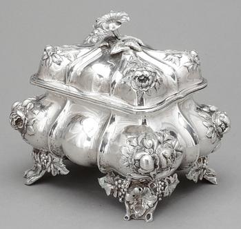 SOCKERSKRIN, silver, Lars Larsson, Göteborg, 1859. Vikt ca 683g.