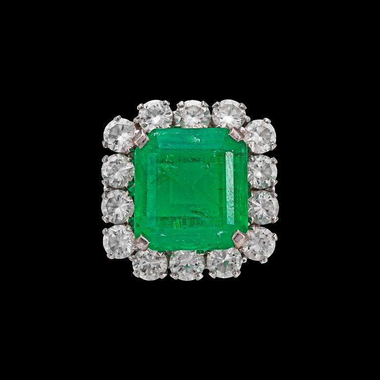 RING, trappslipad smaragd, ca 12 ct samt briljantslipade diamanter, tot ca 3.50 ct.