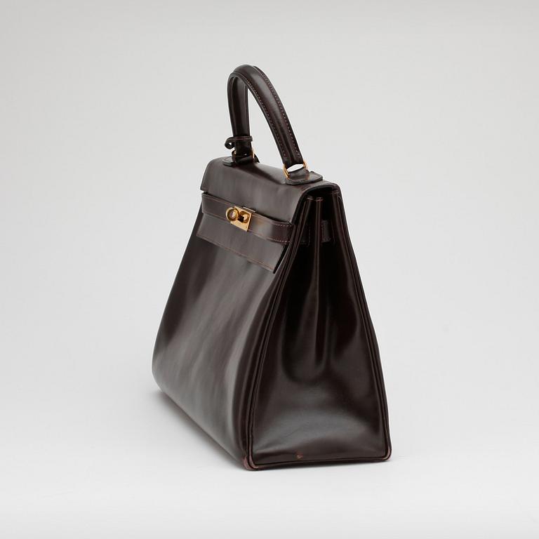 HERMÈS, a brown calf leather "Kelly 32" bag.