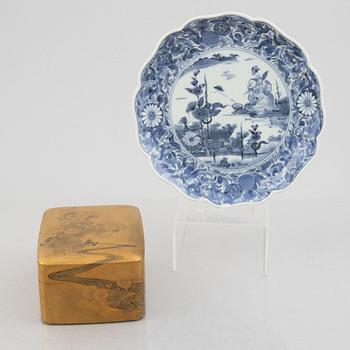 A Japanese lacquer box and a blue and white porcelain dish, Edo (1603-1868)/Meiji (1868-1912).