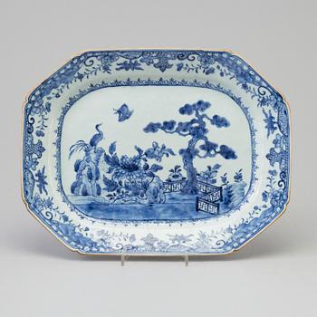 A blue and white serving dish, Qing dynasty, Qianlong (1736-95).