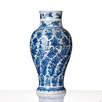 A large blue and white vase, Qing dynasty, Kangxi (1662-1722).