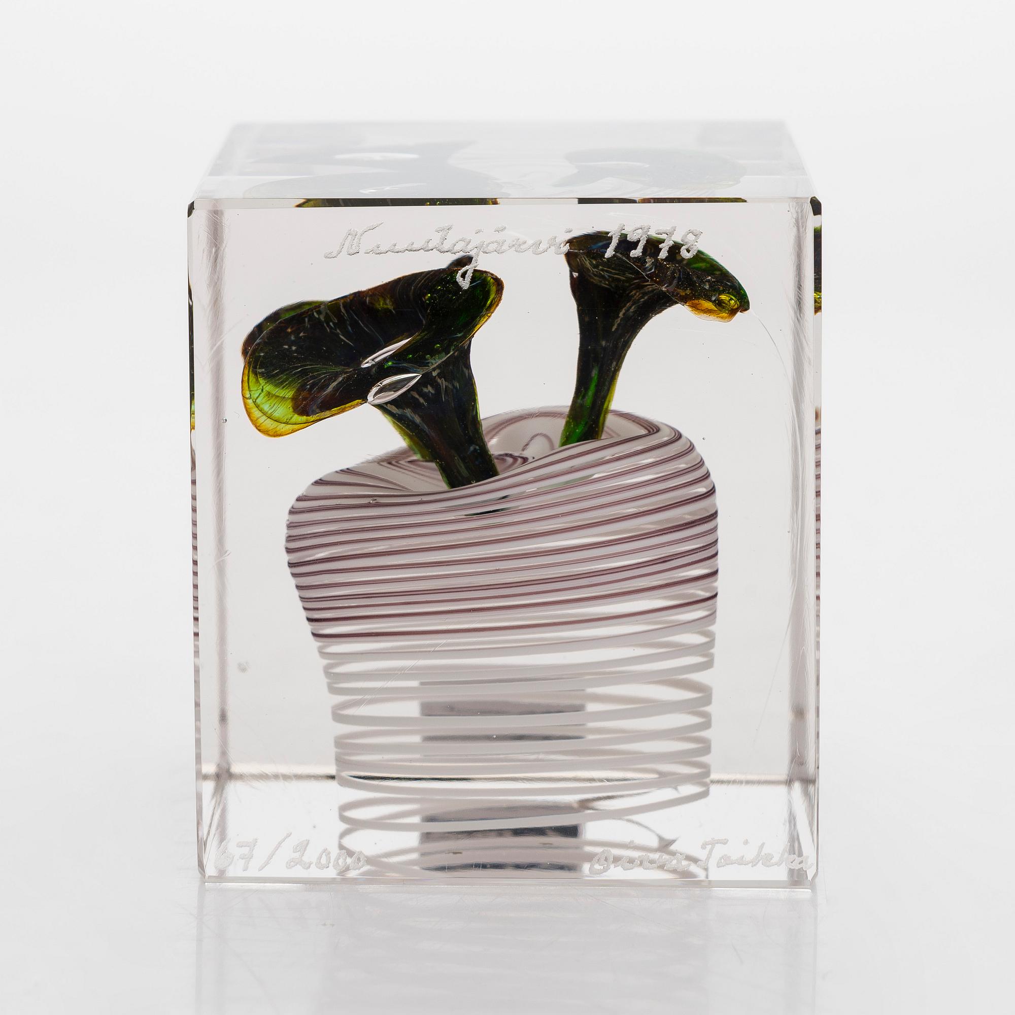 Oiva Toikka, årskub, glas, signerad Oiva Toikka, Nuutajärvi 1978, numrerad 67/2000.