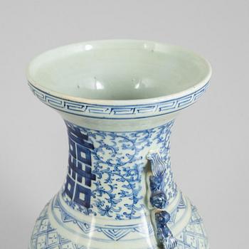 A blue and white porcelain vase, China, late Qingdynasty.