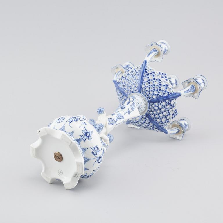 KANDELABER, porslin, "Musselmalet", Royal Copenhagen, 1974-78.