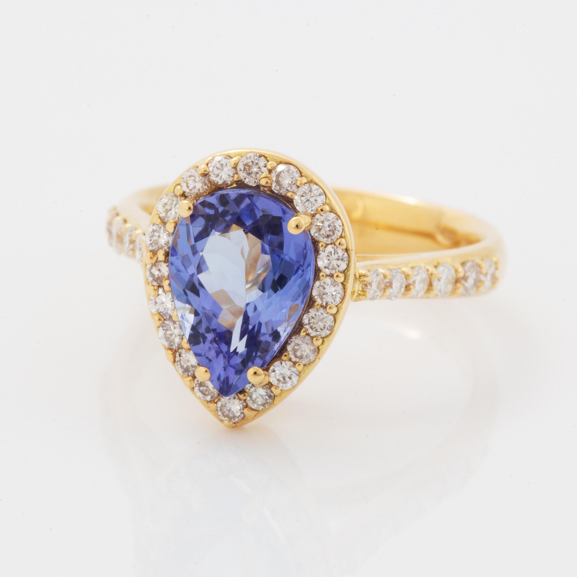 Ring, med droppformad fasettslipad tanzanit och briljantslipade diamanter.