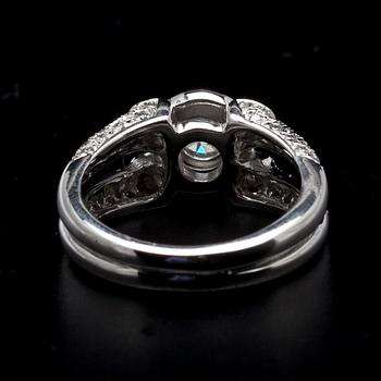 RING, vitguld 18K, briljantslipade diamanter, tot. 1,07 ct, mittsten 0,47 ct. Vikt 8,2 g. Intyg.