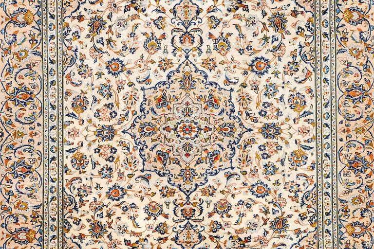 A Keshan carpet, c. 341 x 247 cm.