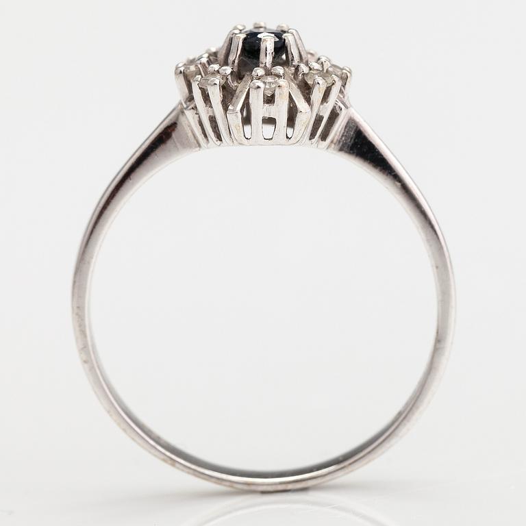 A 14K white gold ring with a sapphire and diamonds ca. 0.08 ct in total. Import marked Mauri Hyvärinen, 1986.