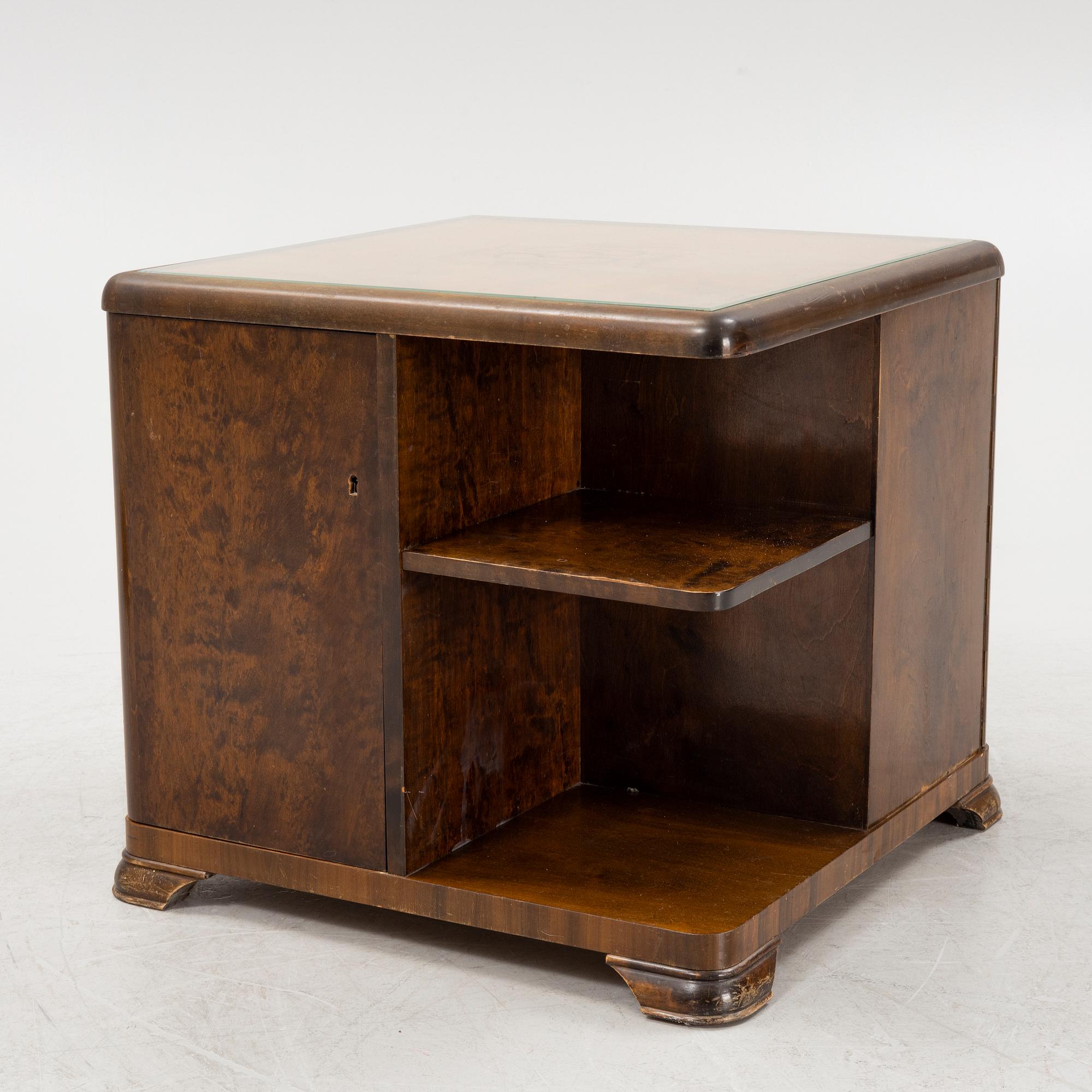 A birch wood veneered side table, 1930's/40's.