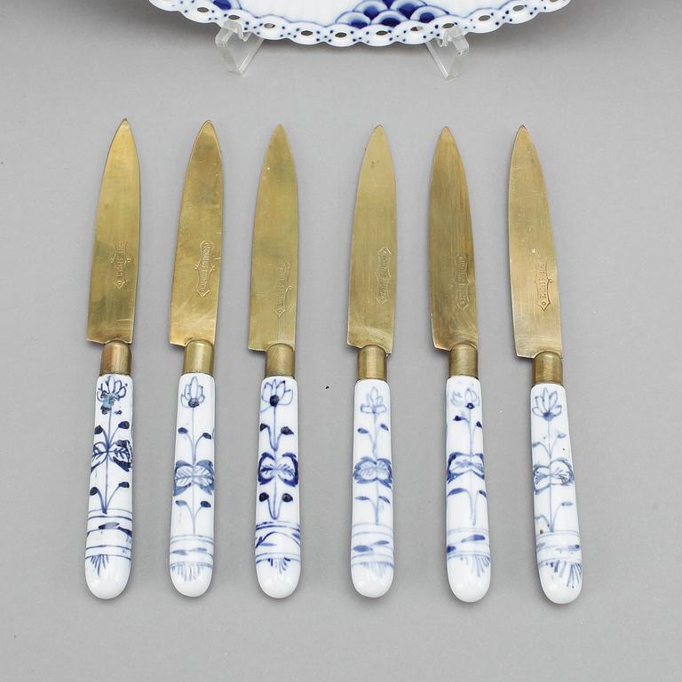 SERVISDELAR, 84 stycken, porslin, Musselmalet, Royal Copenhagen.
