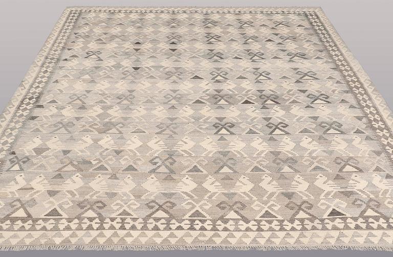 Kilim, ca 295 x 252 cm.