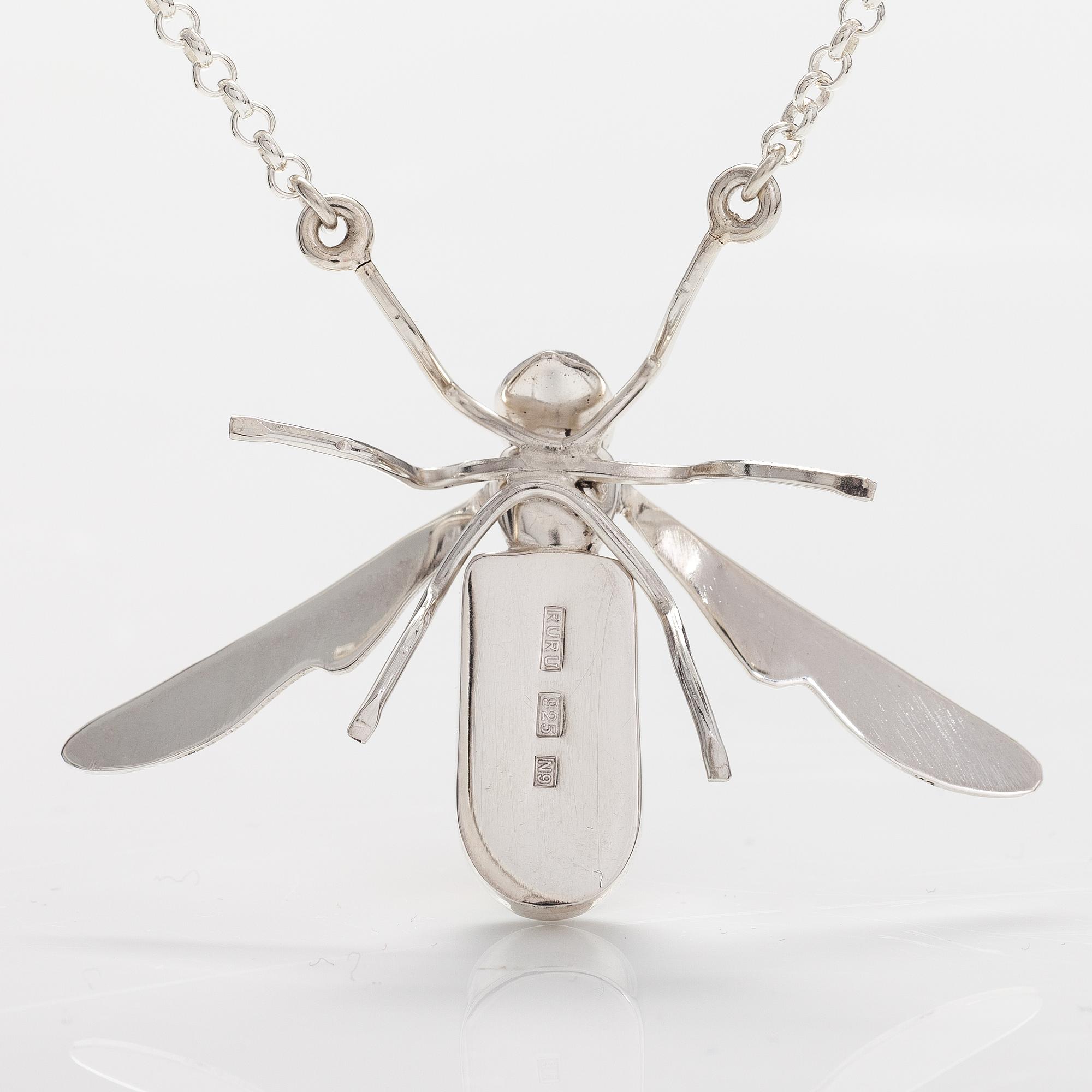 KAULAKORU ”Pistiäinen”, sterlinghopeaa, dichroiclasia. Ru Runeberg 2019.