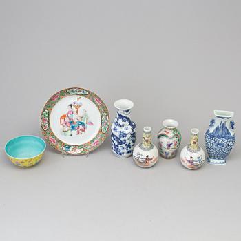 Four chinese porcelain vases, wall vase, bowl and dish, late 19th/20th century.