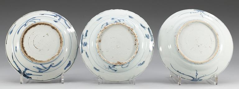 Three blue and white ´kraak´dishes, Ming dynasty, Wanli (1573-1619).