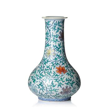 1102. Vas, porslin. Qingdynastin med Yongzhengs märke.