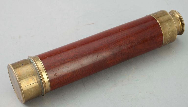 KIKARE 3 st, bl.a. en tubkikare, trä och mässing, London, ca 1900.