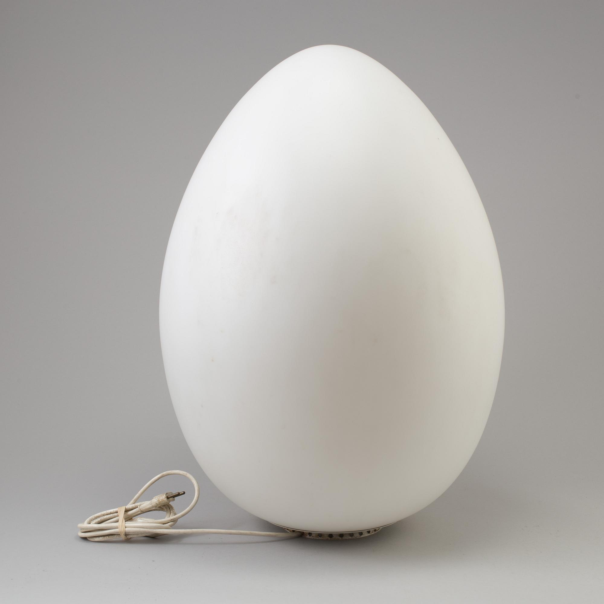 A late 20th century eggshaped Frensh tablelamp.