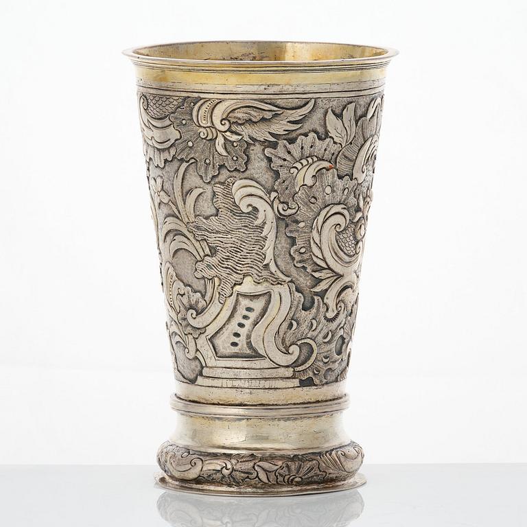 Bägare, silver, dubbelslagen mästarstämpel  sannolikt Jacob Fleichman (verksam i Arensburg 1675-1698).