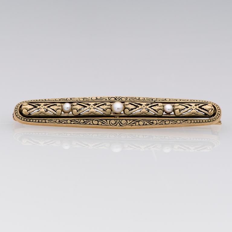 A BROOCH, 14K gold, pearls. Carl Ulrik Bergström, Helsinki 1920s.