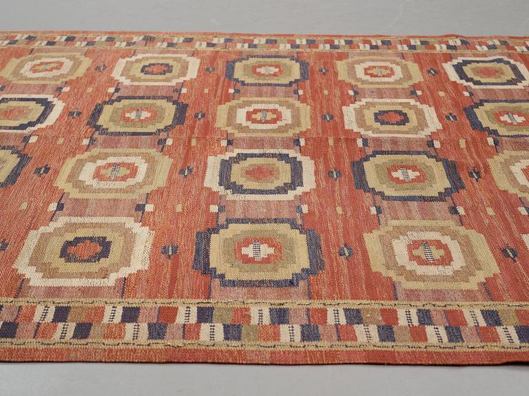 Märta Måås-Fjetterström, A carpet, "Röda Åttan", flat weave, ca 298,5-301 x 202-205,5 cm, signed MMF.