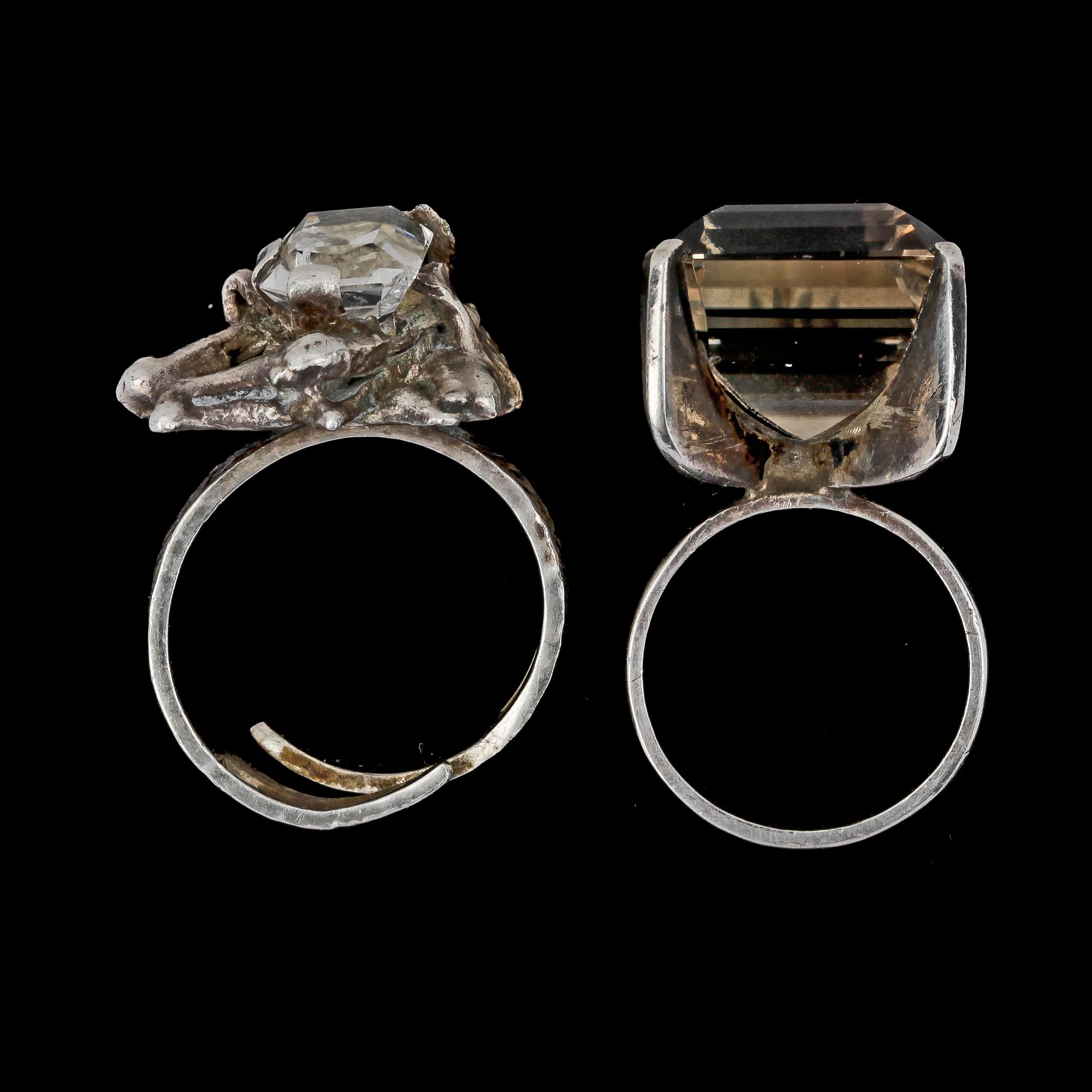 RINGAR, 2 st, silver med sten resp glas, 1975.