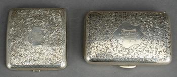 CIGARETTETUIER, 2 st, silver, bl.a Joseph Rodgers & Sons, Sheffield, Storbritannien, 1902. Tot vikt ca 229 g.