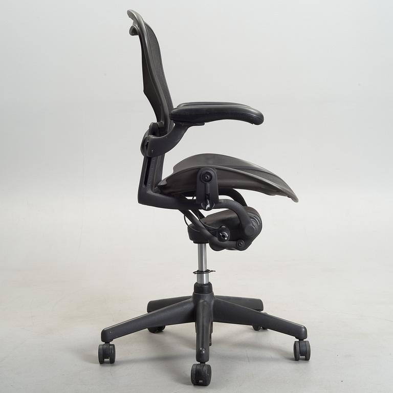 TOIMISTOTUOLI,  "Aeron Chair", Herman Miller.