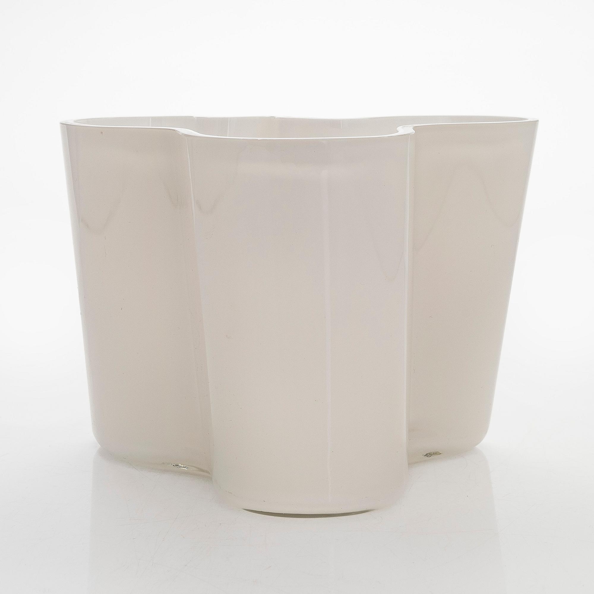 Alvar Aalto, a mid 20th century glass vase '3030', signed Alvar Aalto. Iittala.