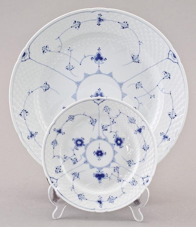 TESERVISDELAR, 36 st, porslin, "musselmalet", Bing & Gröndahl samt ÄGGKOPPAR, 6 st, porslin, "Musselmalet", Kongl Dansk.