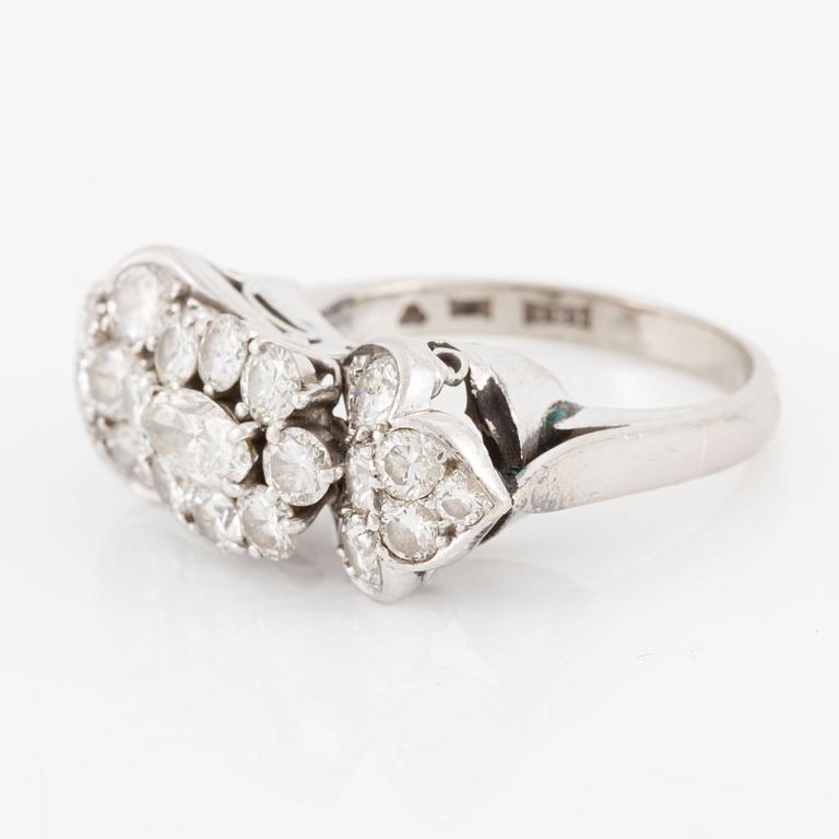 Ring, 18K white gold set with brilliant-cut diamonds and a cushion-cut diamond.