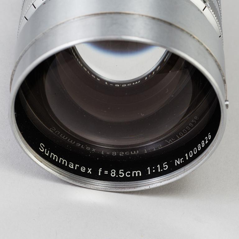 A chrome Leica Summarex f=8,5 cm 1:1,5 lens no 1008826 designed by av Max Berek, Ernst Leitz, Wetzlar . 1943-1960.