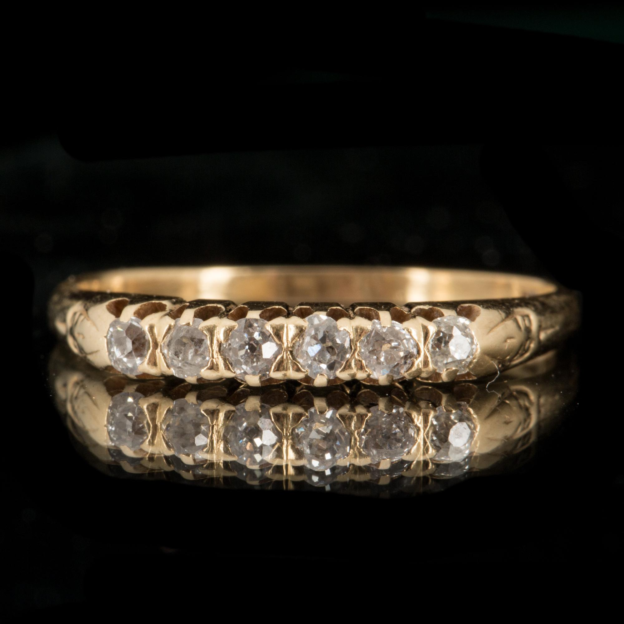RING, 18k guld med 6 små fasettslipade diamanter. Stockholm 1952. Vikt ca 1.5 gram.