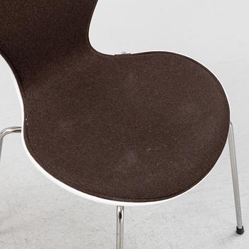 Arne Jacobsen, a set of four 'Series 7' chairs, Fritz Hansen 2013.