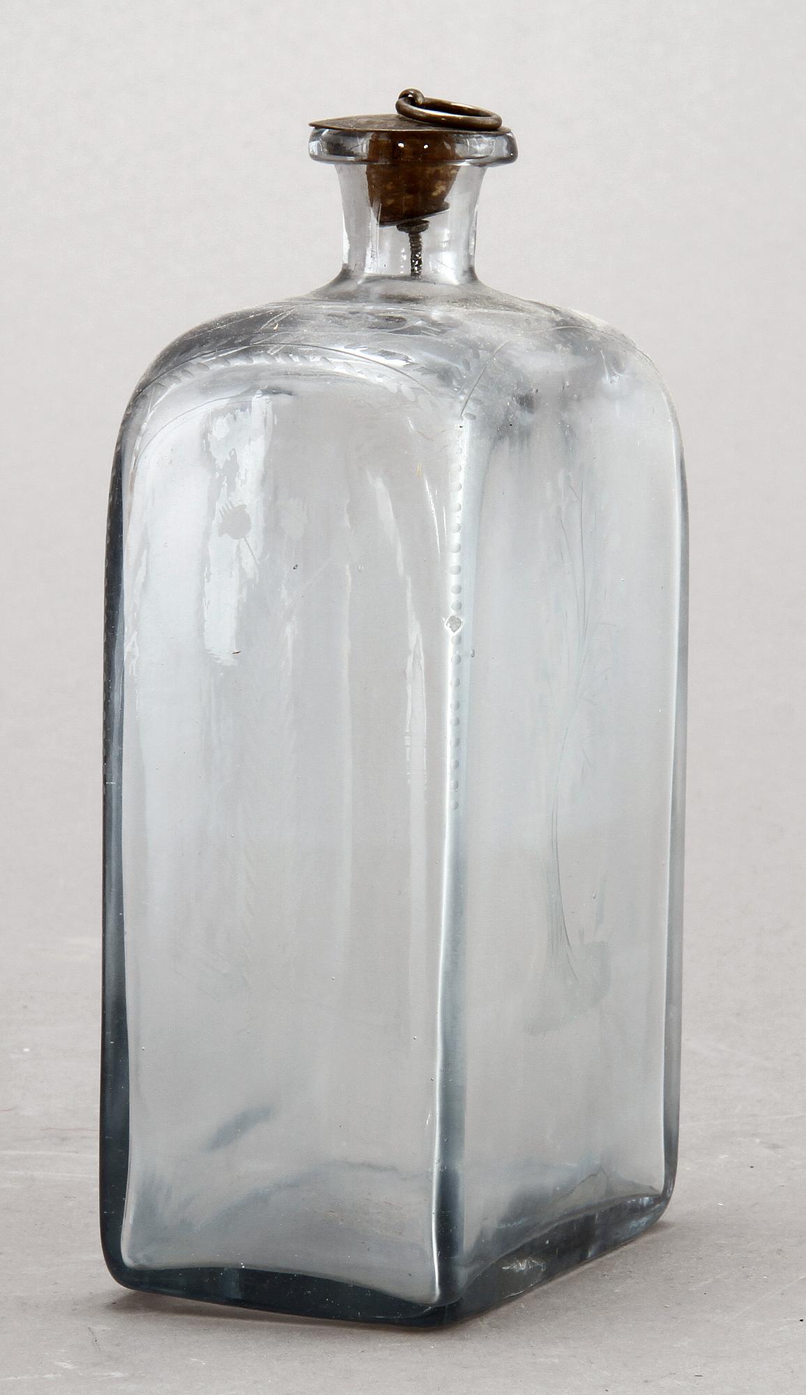 SCHATULL MED FLASKOR, 1800-talets mitt.