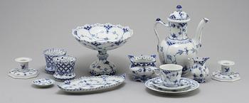 SERVISDELAR, 49 st, porslin,  "Musselmalet", Royal Copenhagen.